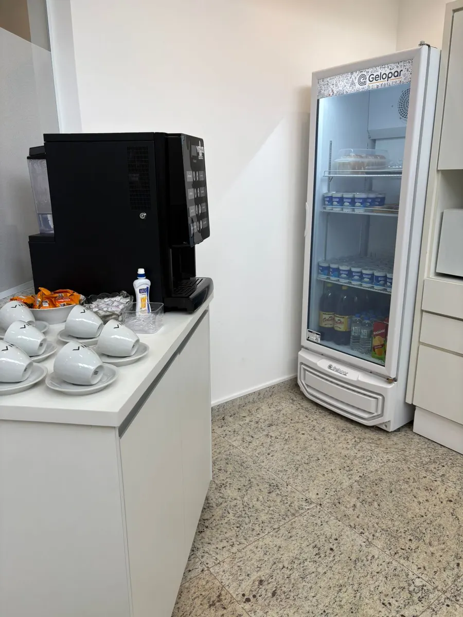 Copa com geladeira e xícaras