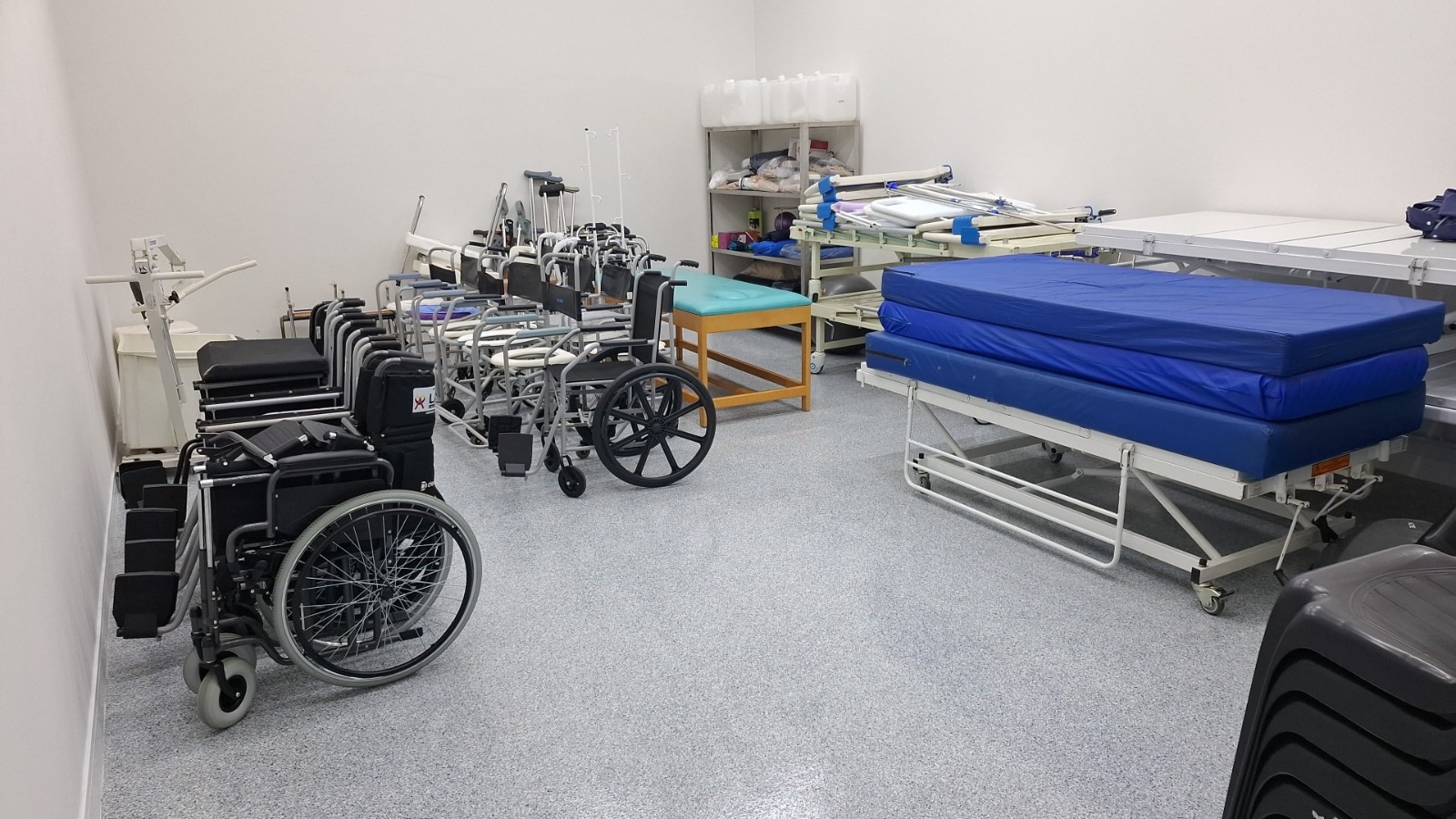 Cadeiras de rodas, cama hospitalar e andadores guardados