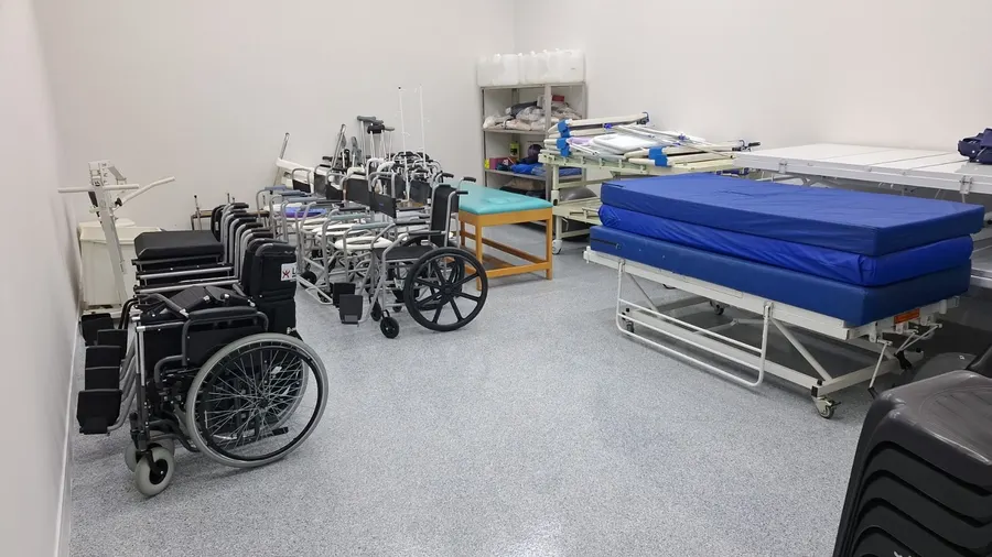 Cadeiras de rodas, cama hospitalar e andadores guardados