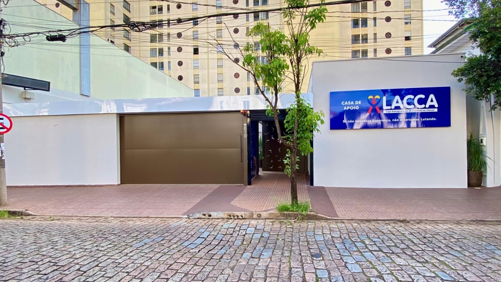 Fachada da Casa de Apoio da LACCA, com a placa azul na parede