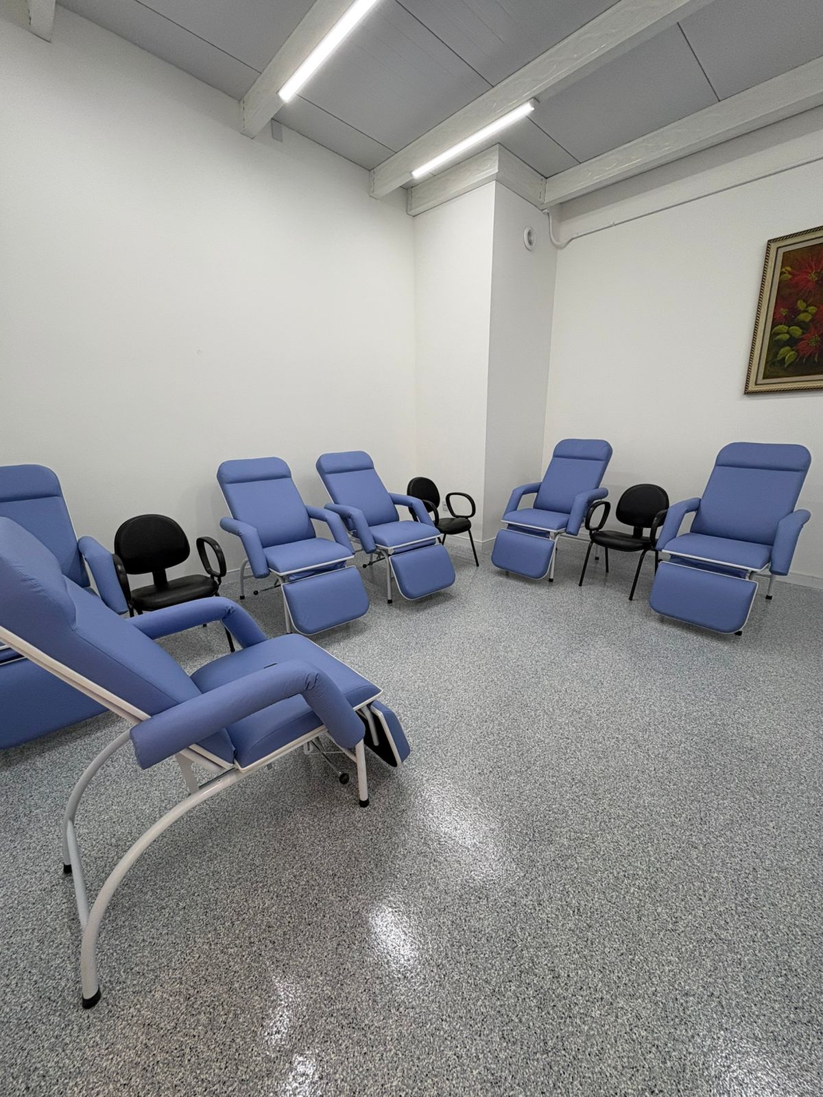 Sala de descanso com poltronas reclináveis azuis