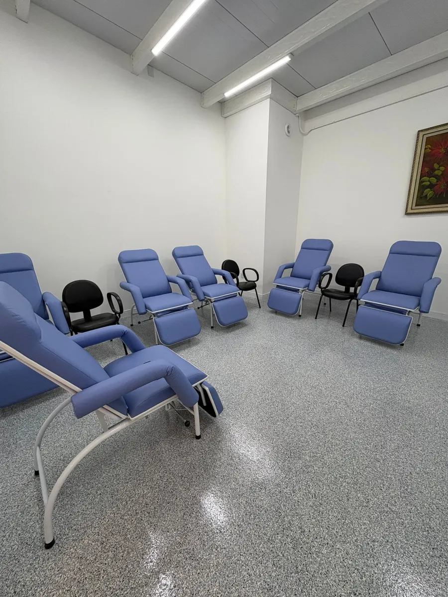 Sala de descanso com poltronas reclináveis azuis