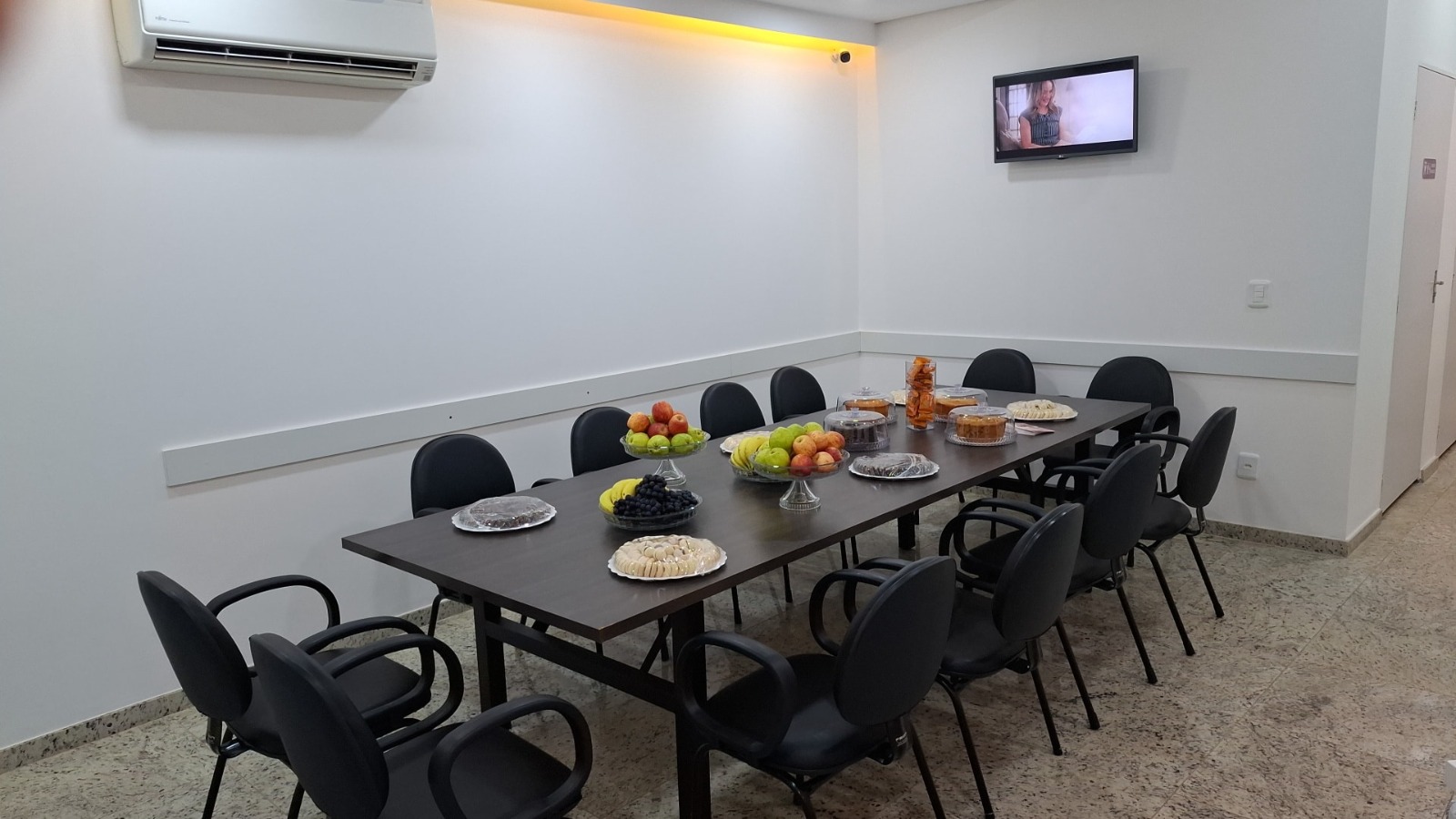 Mesa grande com frutas, onde são servidas as refeições