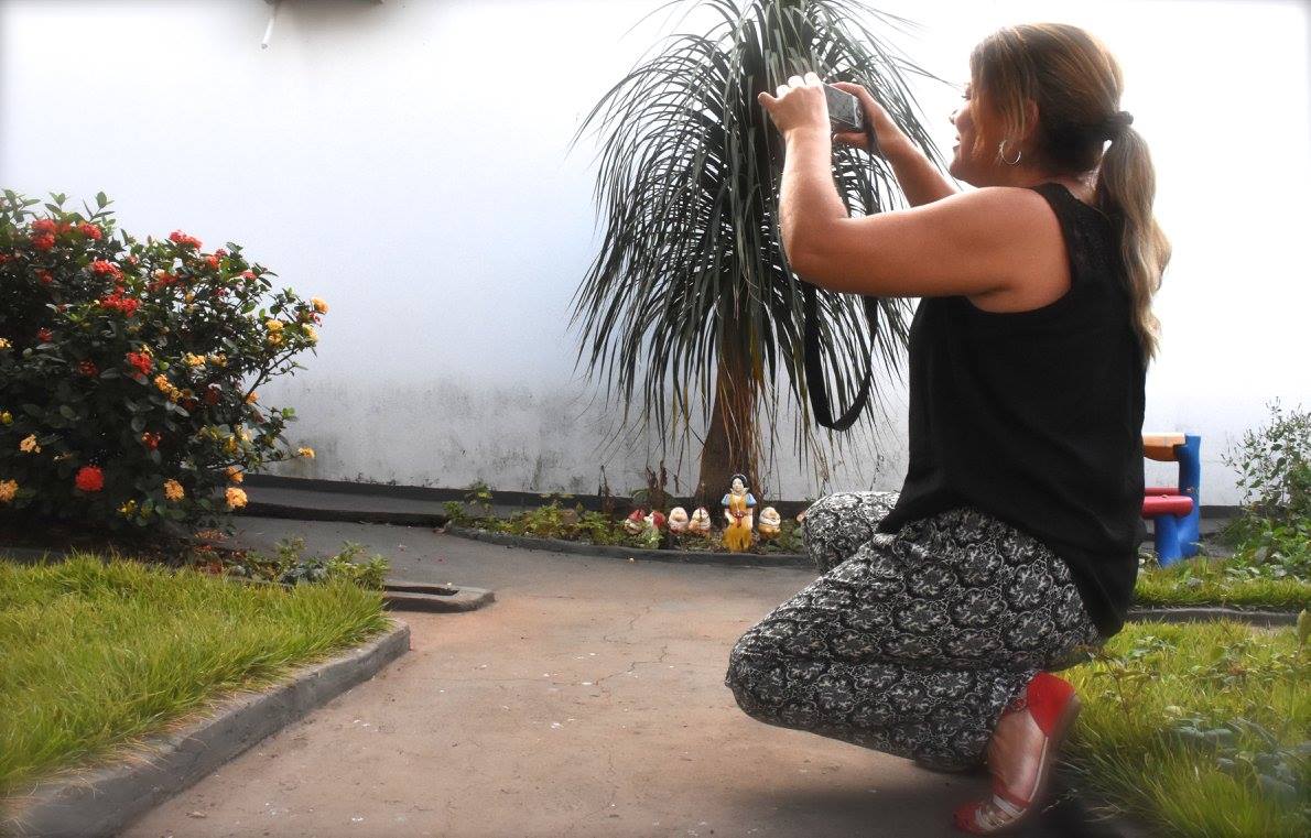 Aluna fotografando durante a aula ao ar livre