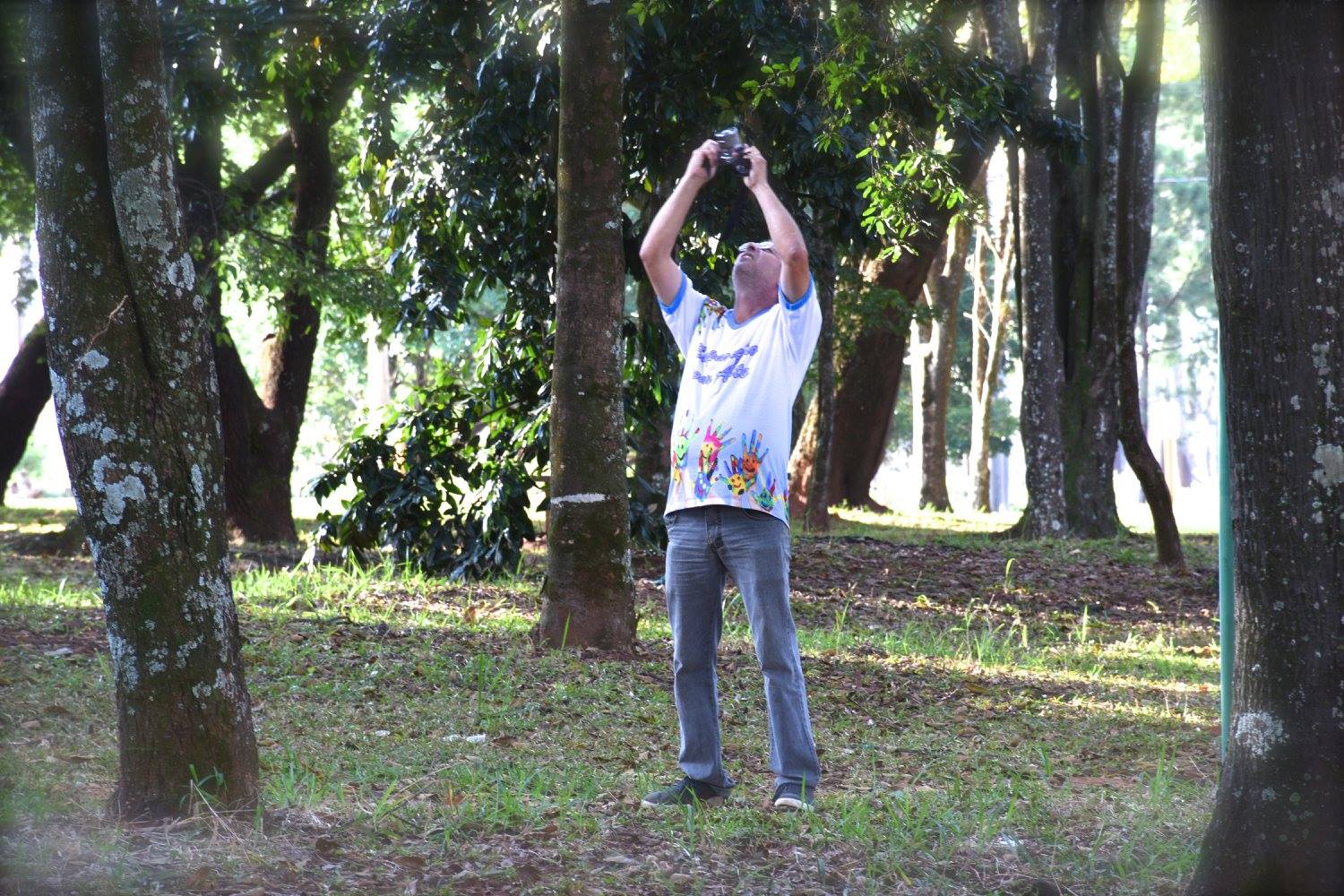 Aluna fotografando flores no jardim