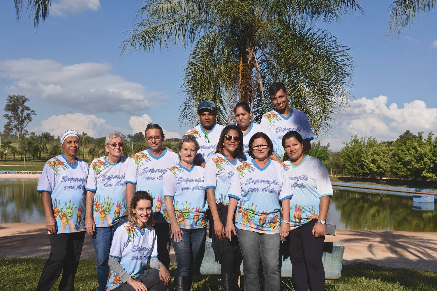 Turma do curso de fotografia reunida no parque