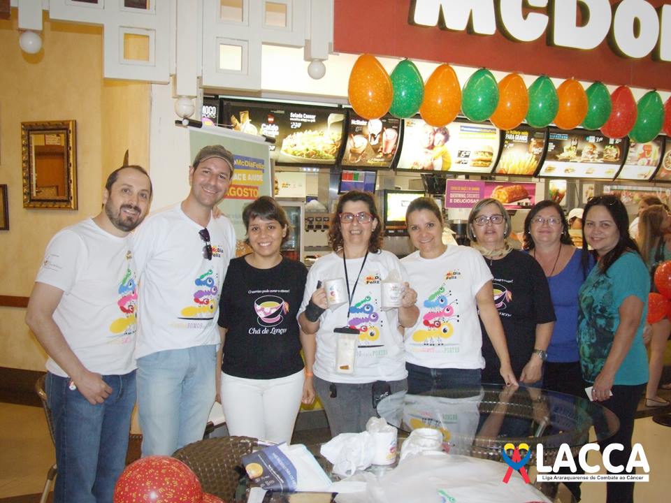 Voluntários atrás do balcão do restaurante