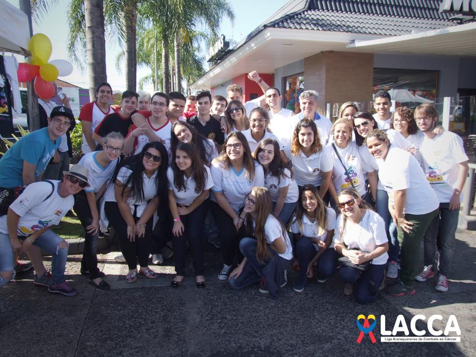 Equipe de voluntários com a camiseta da campanha