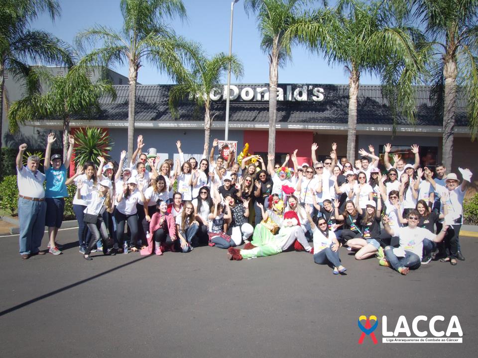 Grande grupo de voluntários reunido para a foto no McDia Feliz