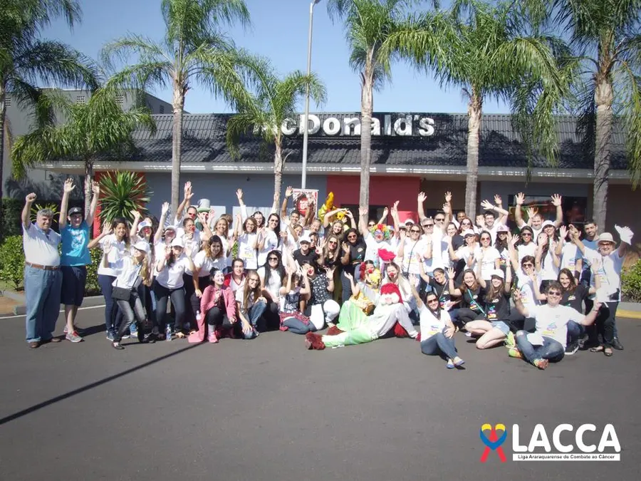 Grande grupo de voluntários da LACCA reunido no McDia Feliz
