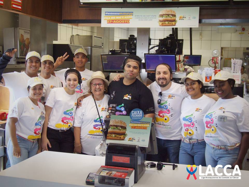Salão cheio de pessoas durante a campanha