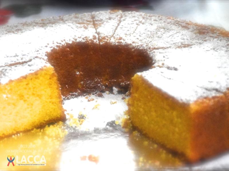 Bolo caseiro cortado em fatias