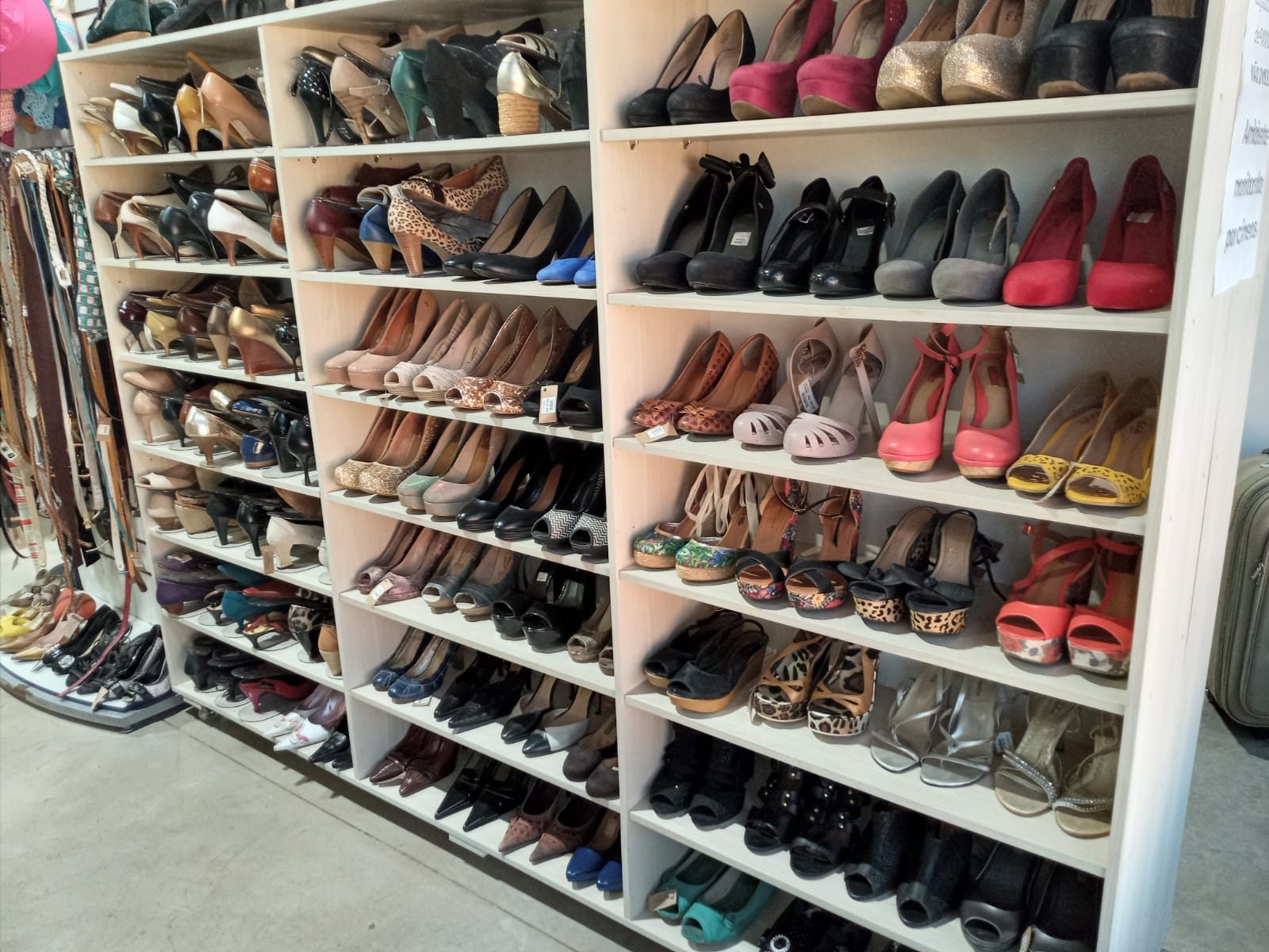 Estante cheia de sapatos femininos