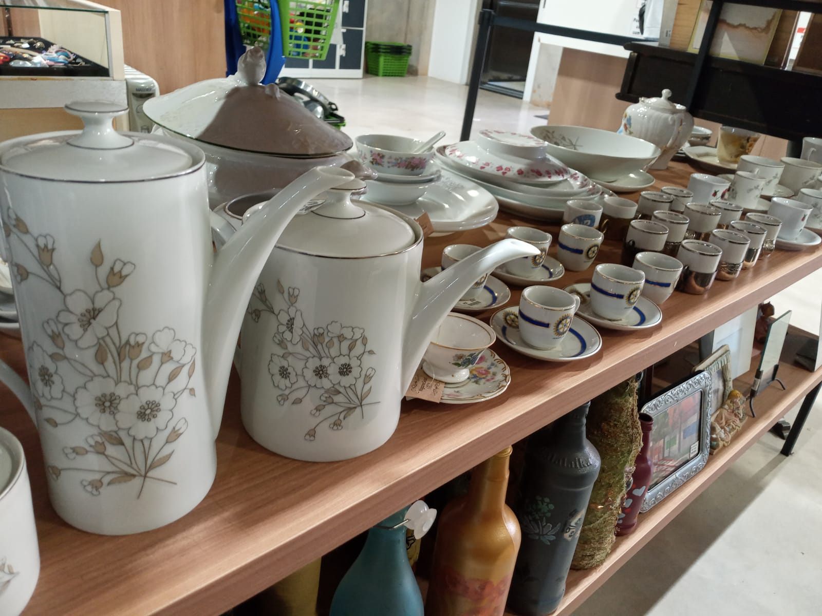 Bules e xícaras de porcelana pintada