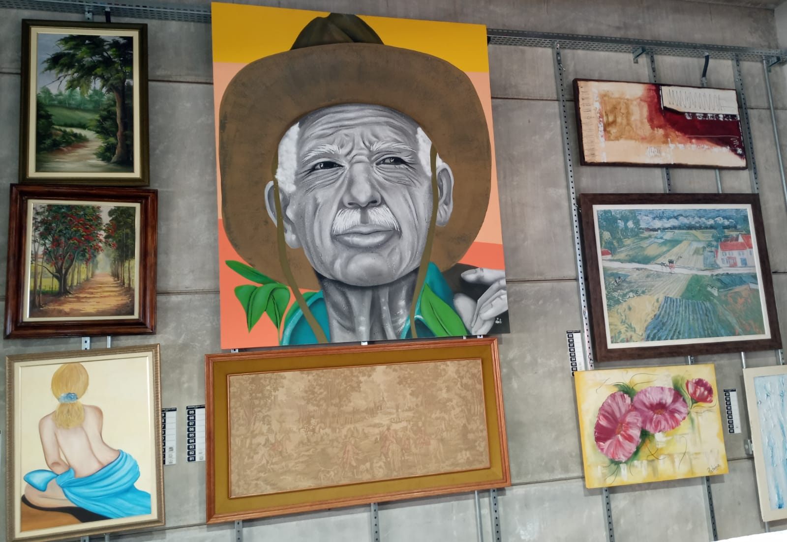 Quadros pintados à mão na parede