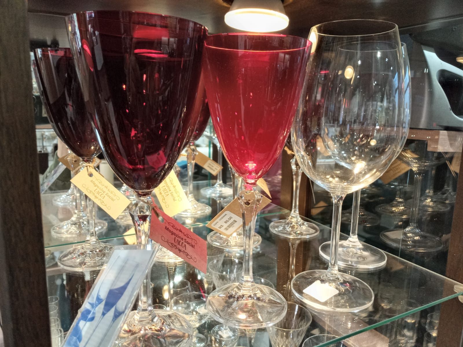 Taças de cristal vermelhas e transparentes